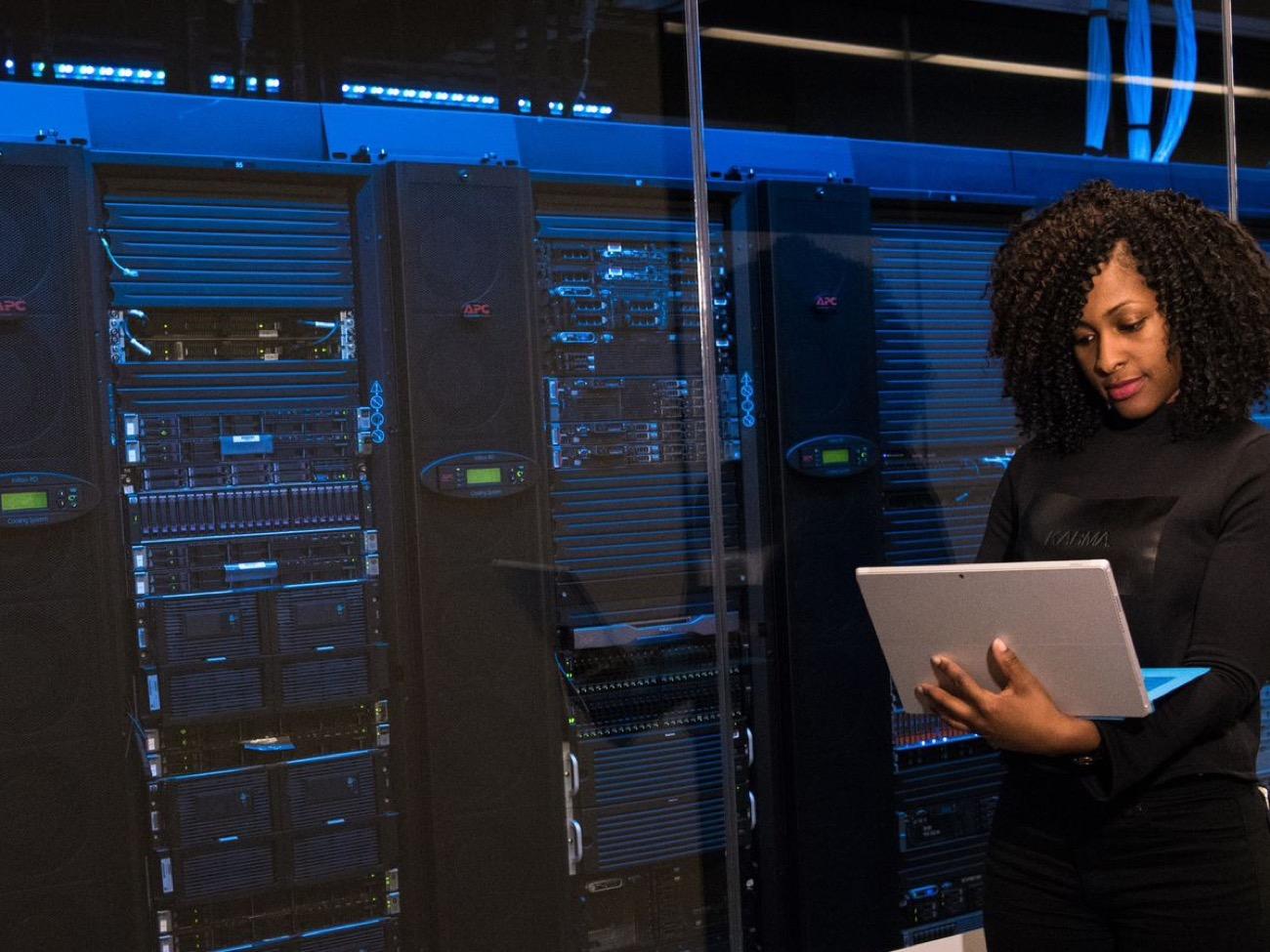 Professionnelle gérant une infrastructure de serveurs informatiques